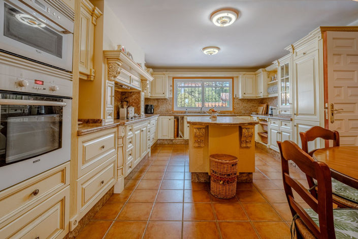 Image No.9-5 Bed Property for sale