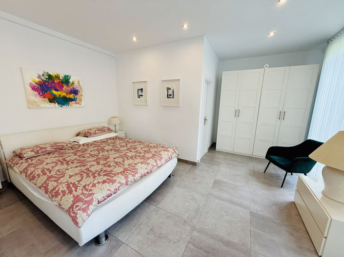 Image No.12-3 Bed Property for sale