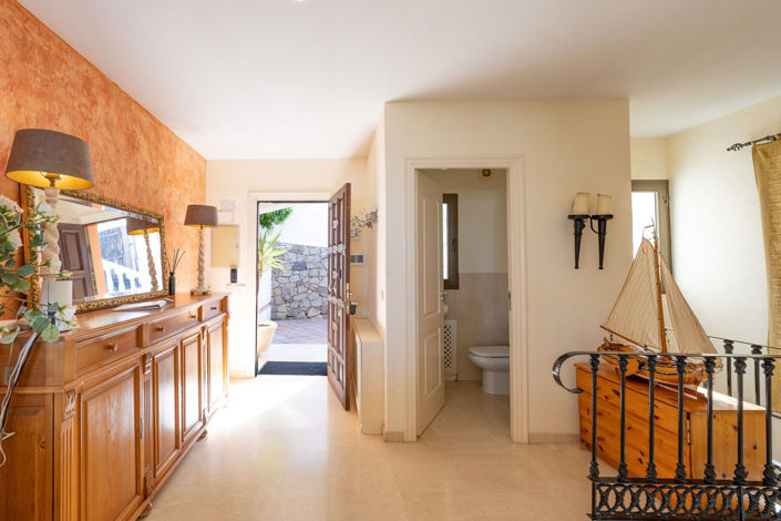 Image No.12-5 Bed Property for sale