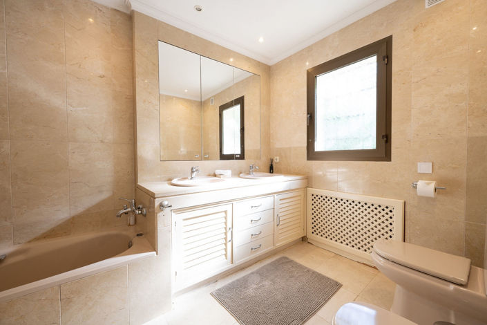 Image No.17-5 Bed Property for sale