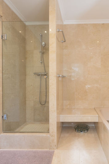 Image No.18-5 Bed Property for sale