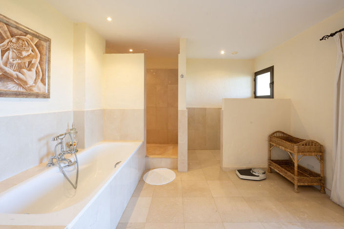 Image No.24-5 Bed Property for sale