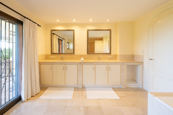 Image No.25-5 Bed Property for sale