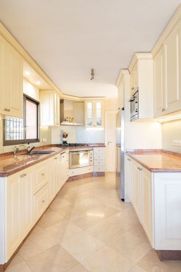 Image No.5-5 Bed Property for sale