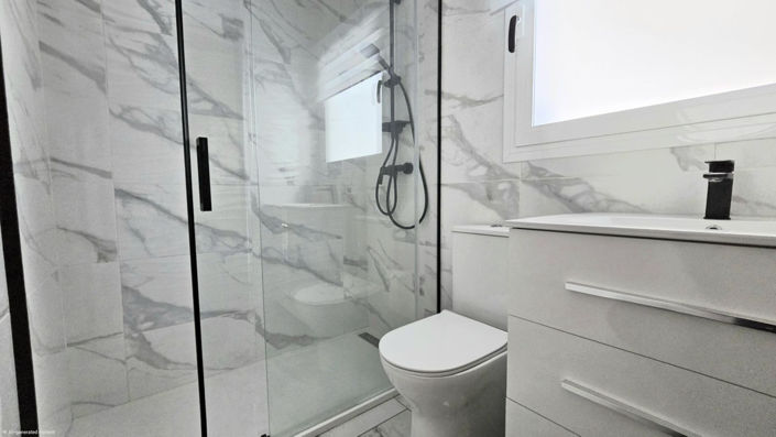 Image No.10-8 Bed Property for sale