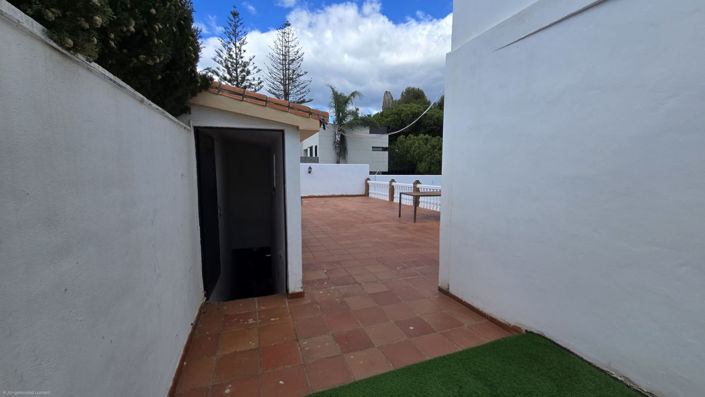 Image No.28-8 Bed Property for sale