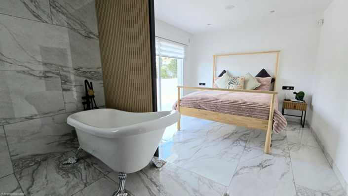 Image No.8-8 Bed Property for sale