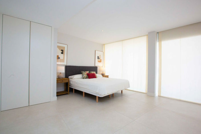 Image No.12-3 Bed Property for sale