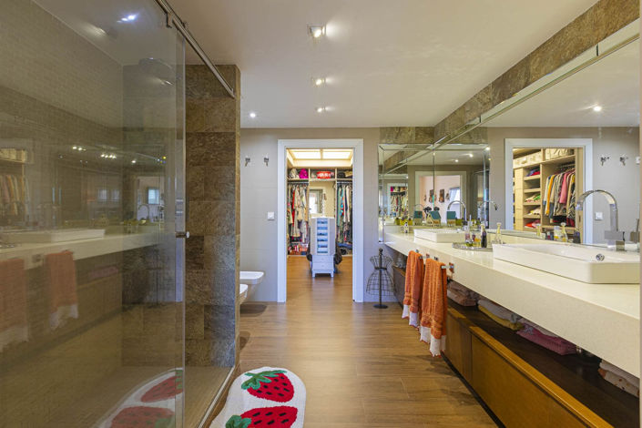 Image No.18-3 Bed Property for sale