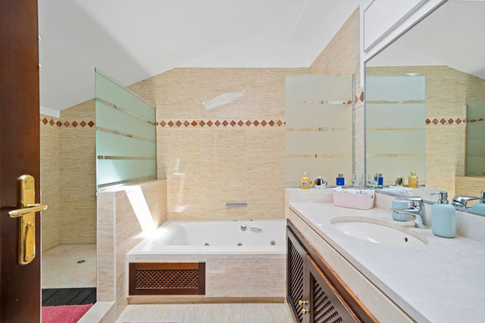 Image No.42-3 Bed Property for sale