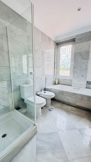 Image No.12-5 Bed Property for sale