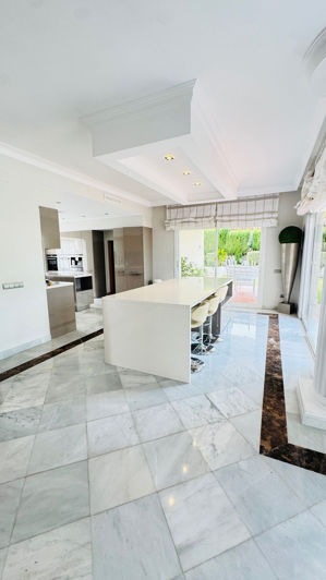 Image No.18-5 Bed Property for sale