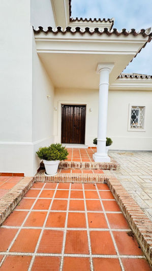 Image No.21-5 Bed Property for sale