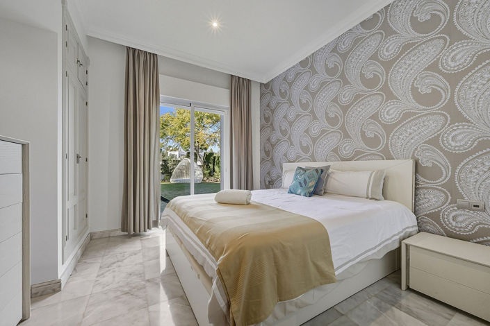 Image No.24-5 Bed Property for sale