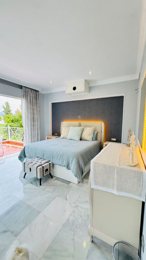 Image No.6-5 Bed Property for sale