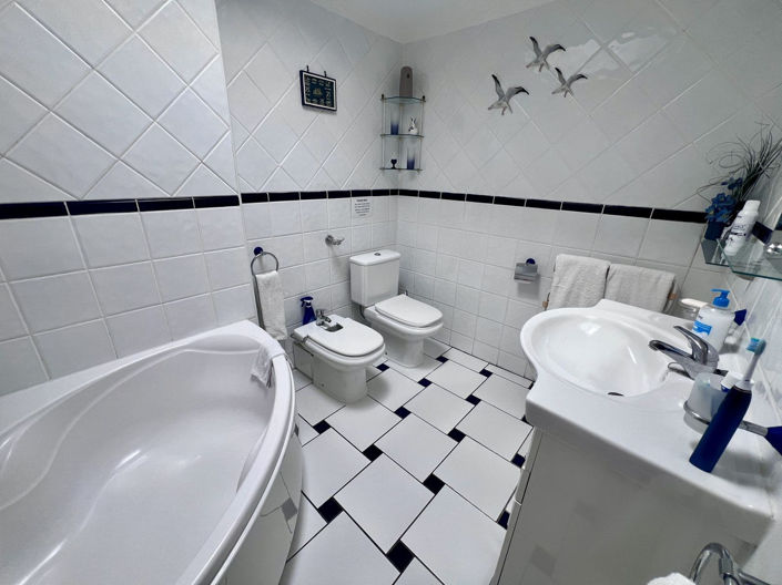 Image No.17-3 Bed Property for sale