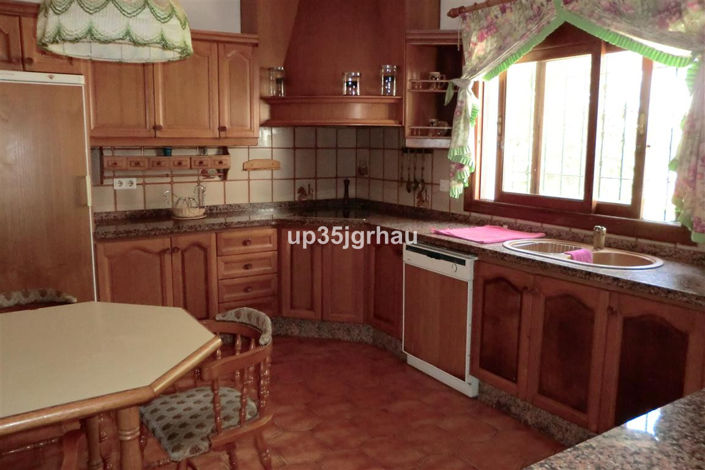 Image No.16-5 Bed Property for sale