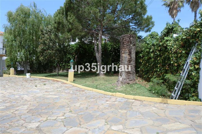 Image No.27-5 Bed Property for sale