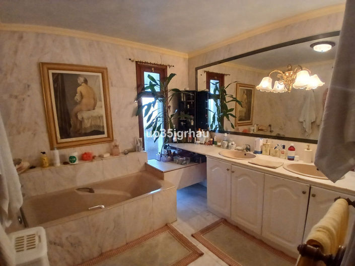 Image No.43-5 Bed Property for sale