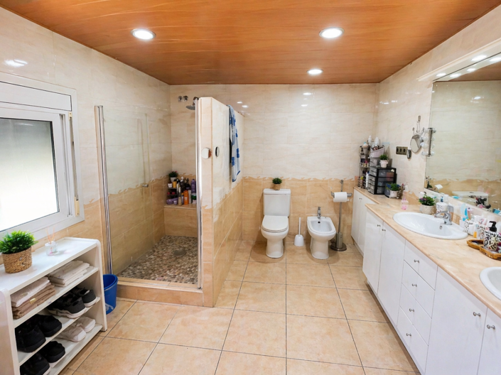 Image No.23-6 Bed Property for sale