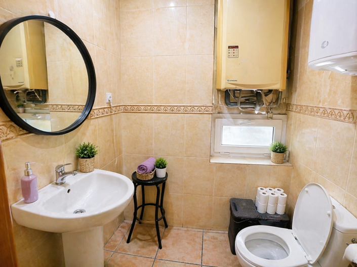 Image No.24-6 Bed Property for sale