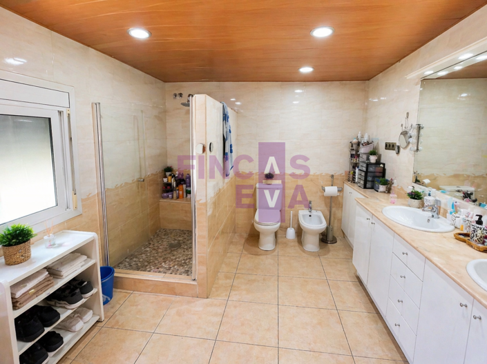 Image No.22-6 Bed Property for sale