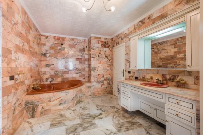 Image No.5-5 Bed Villa / Detached for sale