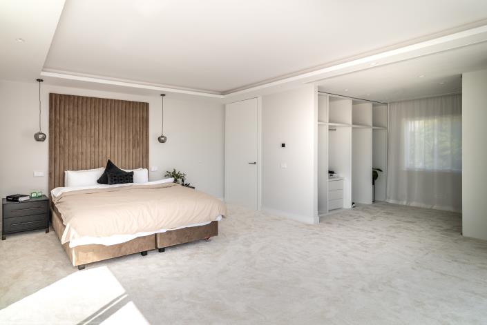 Image No.4-8 Bed Villa / Detached for sale