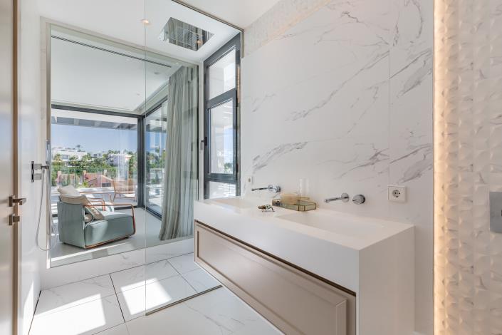 Image No.13-6 Bed Villa / Detached for sale