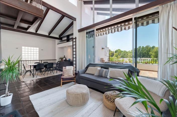 Image No.17-4 Bed Townhouse for sale