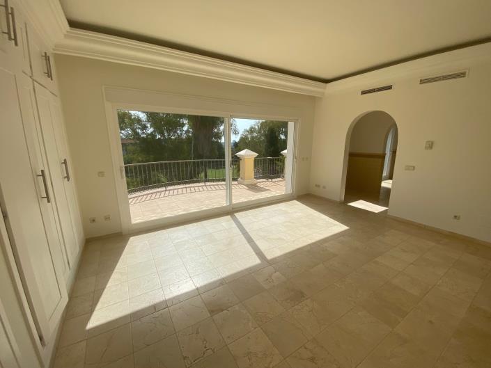 Image No.10-8 Bed Villa / Detached for sale