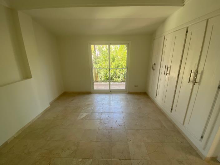 Image No.11-8 Bed Villa / Detached for sale