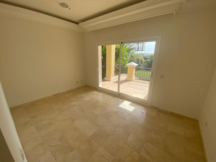 Image No.12-8 Bed Villa / Detached for sale