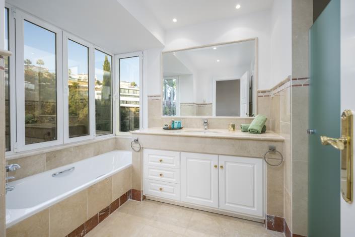 Image No.41-6 Bed Villa for sale