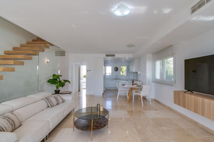 Image No.13-4 Bed Townhouse for sale