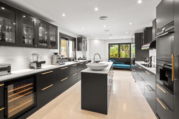 Image No.9-7 Bed Villa for sale