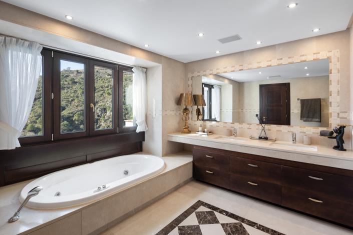 Image No.16-7 Bed Villa for sale