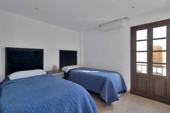 Image No.8-4 Bed Townhouse for sale