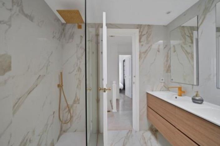 Image No.15-4 Bed Townhouse for sale