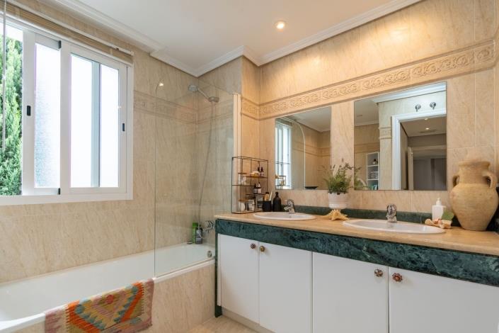 Image No.24-3 Bed Apartment for sale