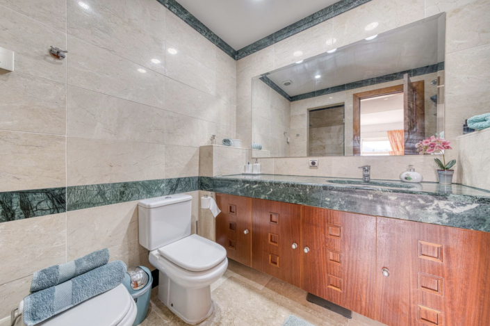 Image No.19-3 Bed Townhouse for sale