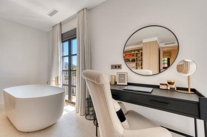 Image No.32-4 Bed Townhouse for sale