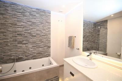 STEVEN_Family_bathroom_with_bath-_overhead_shower-_toilet-_bidet_and_hand_basin