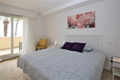STEVEN_Master_bedroom_with_king_size_bed-_air_conditioning_and_sea_views