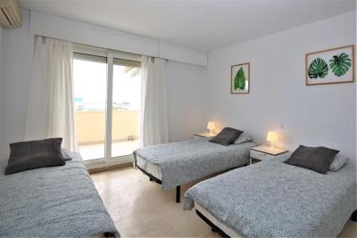 STEVEN_Second_bedroom_equipped_with_three_single_beds_and_air_conditioning