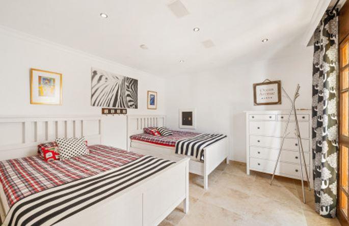 Image No.12-4 Bed Townhouse for sale