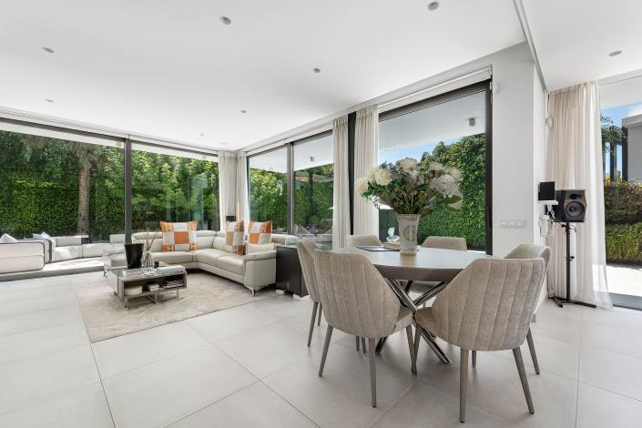 Image No.2-Villa de 4 chambres à vendre à Estepona