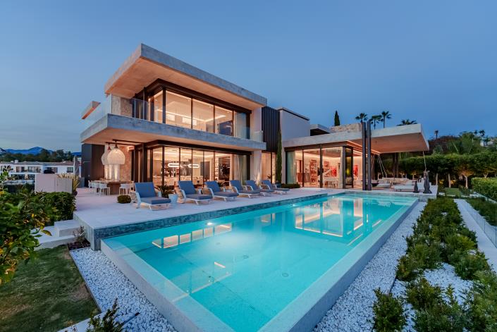 Image No.1-8 Bed Villa for sale