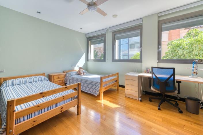 Image No.10-6 Bed Apartment for sale