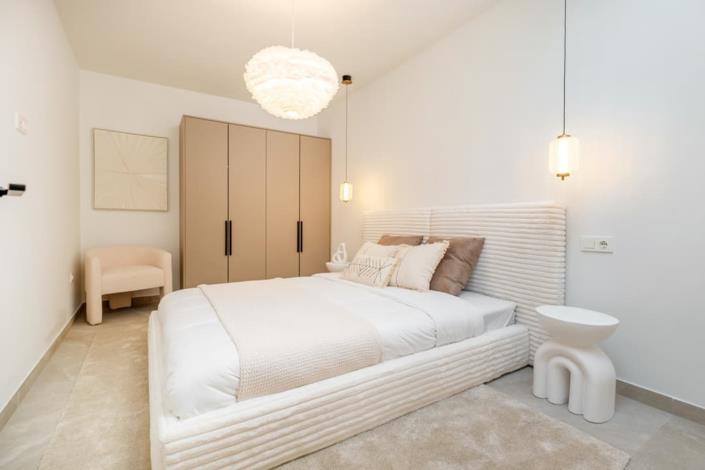 Image No.20-4 Bed Townhouse for sale